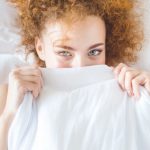 Женщина под одеялом